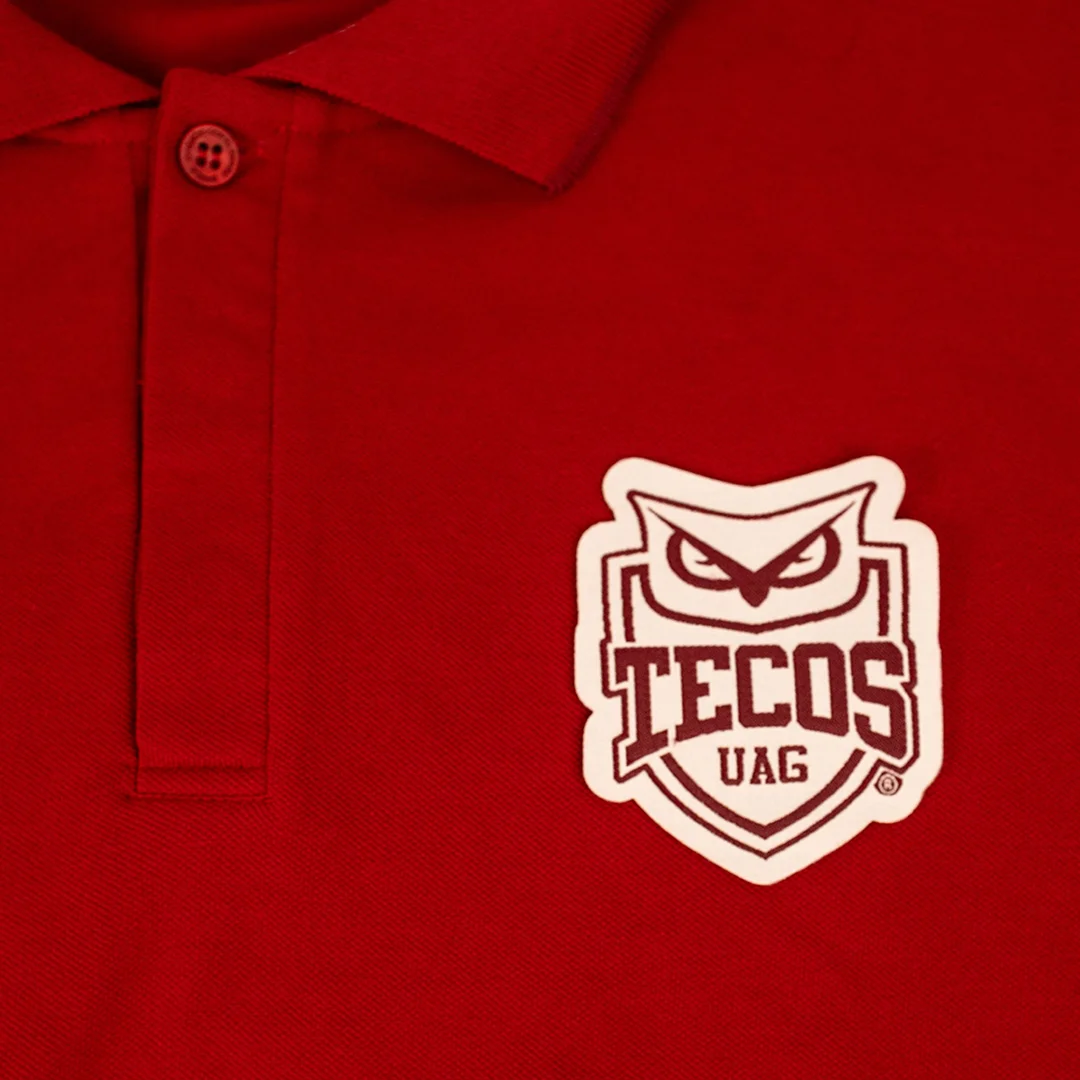 Escudo bordado aplicado en una playera polo roja