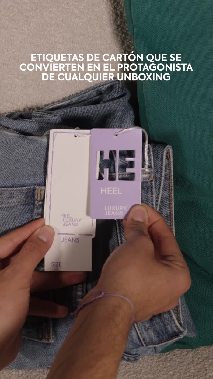 Etiquetas colgantes de cartón en un pantalón de mezclilla